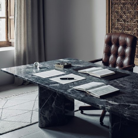 Dark marble desk and brown leather chair - Vox Concierge